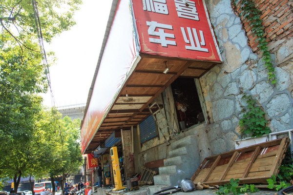 南京一電動(dòng)車店老板為節(jié)約成本蝸居廣告箱 南京一電動(dòng)車店老板為節(jié)約成本蝸居廣告箱