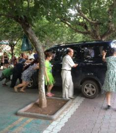 今年夏天壩壩舞成員將一輛小車(chē)推向公路。（圖據(jù)網(wǎng)絡(luò)）