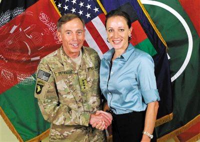 北約公布的一張彼得雷烏斯和布羅德韋爾握手的照片。