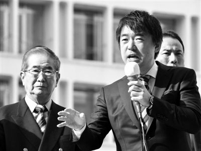 29日，日本著名極右翼分子石原慎太郎（左）和新生代右翼政客橋下徹在東京街頭演講拉票。
