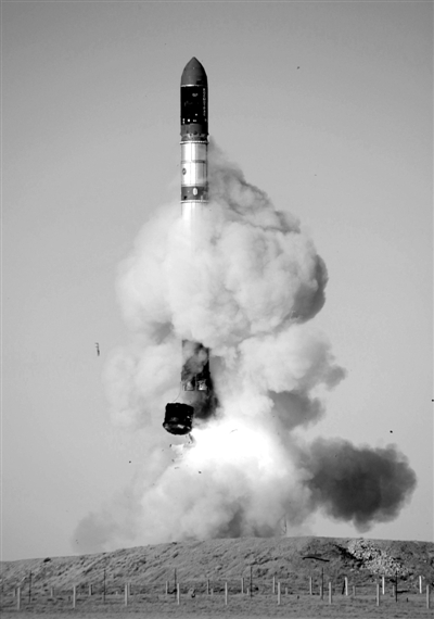 　2007年6月15日，俄羅斯在哈薩克斯坦的軍事場地試射一枚“RS-20”導(dǎo)彈。尚未有媒體公布新型固