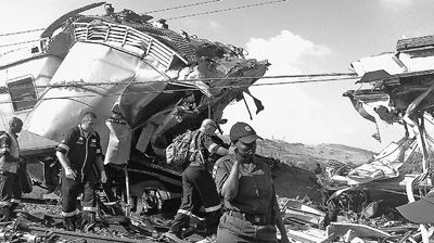 圖為救援人員在火車相撞事故現(xiàn)場忙碌。新華社發(fā)