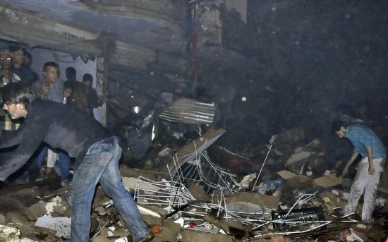 3月3日，在巴基斯坦南部城市卡拉奇，救援人員在爆炸現(xiàn)場(chǎng)工作。