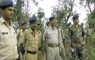 電視畫面顯示，大量警察在案發(fā)地搜查疑犯。