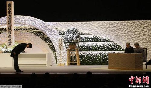 “3·11”東日本大地震兩周年紀念追悼儀式在東京舉行，日本明仁天皇與皇后、首相安倍晉三出席