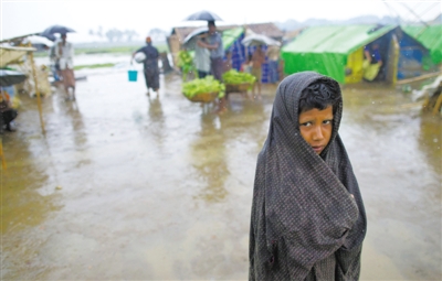5月14日，緬甸若開邦實兌難民營，羅興亞族難民在雨中行走。熱帶風暴“馬哈森”即將登陸緬甸，這里的難民開始乘船撤離。
