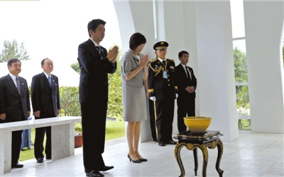 25日，緬甸仰光，安倍偕妻子參拜“二戰(zhàn)陣亡日軍墓”。圖/CFP