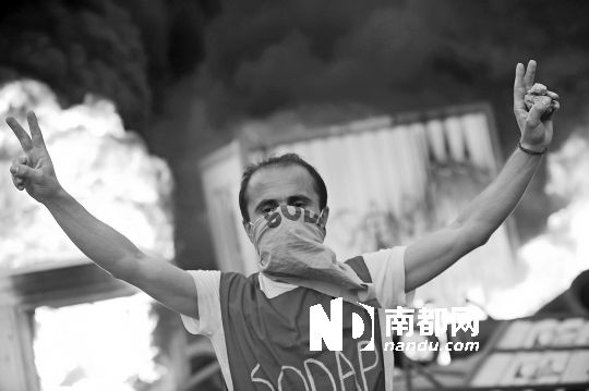 5月31日，土耳其示威者在伊斯坦布爾市中心的塔克西姆廣場抗議政府拆除加濟(jì)公園的計劃。