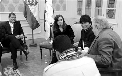 7月4日，科雷亞、克里斯蒂娜、莫拉萊斯、穆希卡及馬杜羅（左起順時(shí)針?lè)较颍﹨⒓訒?huì)議。新華社發(fā)