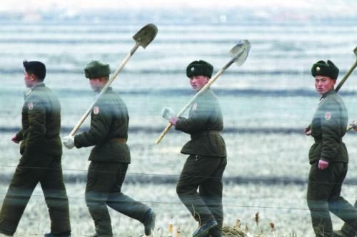 朝軍士兵前往田地支援地方建設(shè)。 朝軍士兵前往田地支援地方建設(shè)。