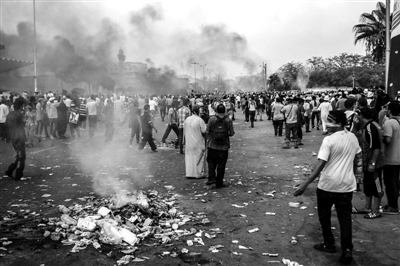 7月27日，在埃及首都開羅，穆爾西支持者同防暴警察發(fā)生沖突。新華社發(fā)