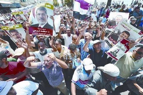 16日，穆爾西的支持者進(jìn)行“憤怒的星期五”大游行，抗議軍方清場行動造成嚴(yán)重人員傷亡。