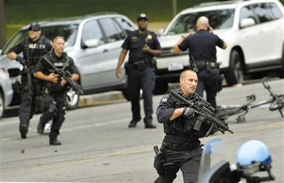 3日,案發(fā)現(xiàn)場(chǎng),持槍警察在奔跑。