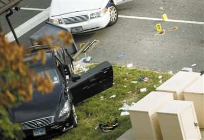 沖擊白宮圍欄的黑色轎車。