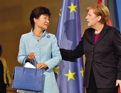 26日，默克爾與來訪的樸槿惠會(huì)晤。