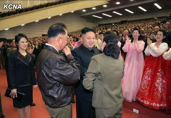 金正恩攜夫人李雪主看牡丹峰樂團(tuán)演出 金正恩攜夫人李雪主看牡丹峰樂團(tuán)演出