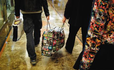 5月2日，馬航乘客家屬離開麗都飯店。當(dāng)日，麗都飯店二層家屬區(qū)正式關(guān)閉，大部分家屬返鄉(xiāng)。