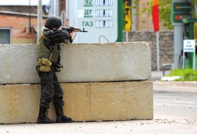 　5日，在烏東部城市斯拉維揚斯克附近，一名烏克蘭士兵守衛(wèi)一處檢查站。