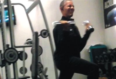 奧巴馬舉啞鈴時(shí)“不注意形象的表情”。