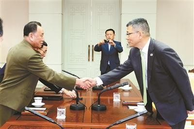 10月15日，韓國國防部國防政策室室長柳濟升和朝鮮人民武裝力量部偵查總局局長金英哲分別率團出席板門店