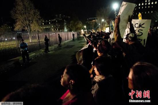 美國(guó)白宮前擠滿了抗議槍殺黑人青年的白人警察免遭起訴案件的美國(guó)民眾。