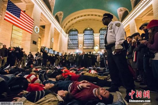 美國(guó)多地爆發(fā)抗議活動(dòng) 為非裔小販尋公平正義 美國(guó)多地爆發(fā)抗議活動(dòng) 為非裔小販尋公平正義