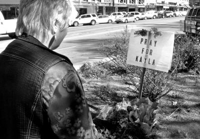 2月10日，美國(guó)亞利桑那州，民眾獻(xiàn)花悼念遇難的美國(guó)人質(zhì)米勒。圖/東方IC