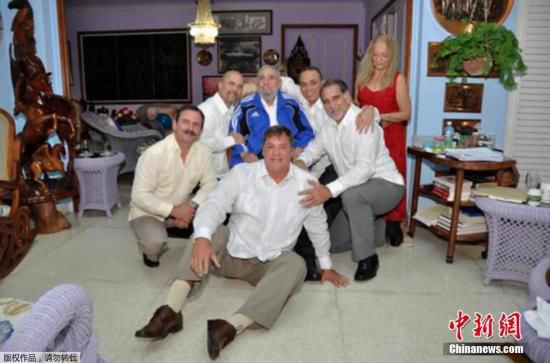 當(dāng)?shù)貢r(shí)間2015年2月28日，古巴哈瓦那，古巴前領(lǐng)導(dǎo)人菲德爾·卡斯特羅接見被美國釋放的5名間諜合影。