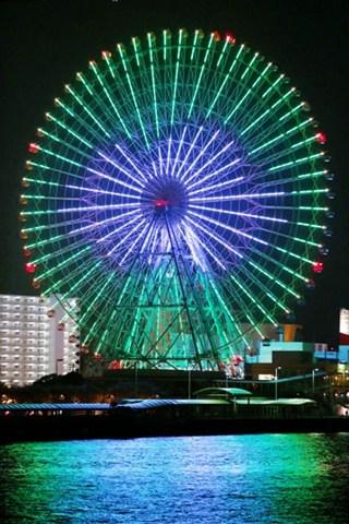 直徑100米的摩天輪上映出多種花式圖案。