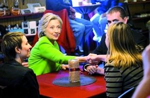 在宣傳片中，希拉里熱情地與三名“普通美國(guó)人”交談。