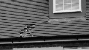 被砸出的洞。