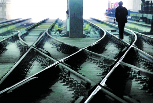 ▲鄭州地鐵1號(hào)線醫(yī)學(xué)院站，地下18米縱橫交錯(cuò)的鐵軌伸向遠(yuǎn)方。