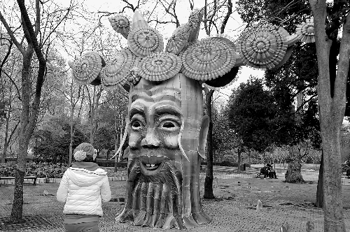 2月5日，游人在鄭州市人民公園內(nèi)欣賞一個由廢舊塑料瓶做裝飾的造型花燈。記者 王 錚 攝