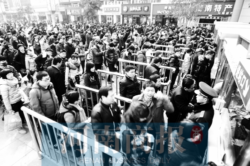 節(jié)后，鄭州火車站迎來旅客返程高峰