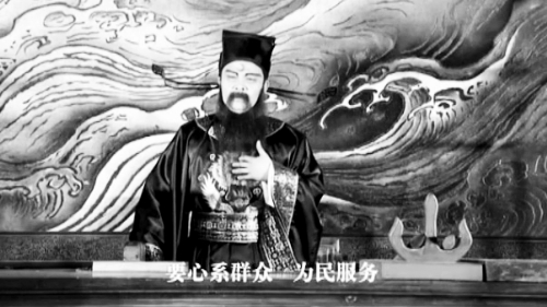 而“包公”則為“胡永明”打抱不平 視頻截圖 而“包公”則為“胡永明”打抱不平 視頻截圖