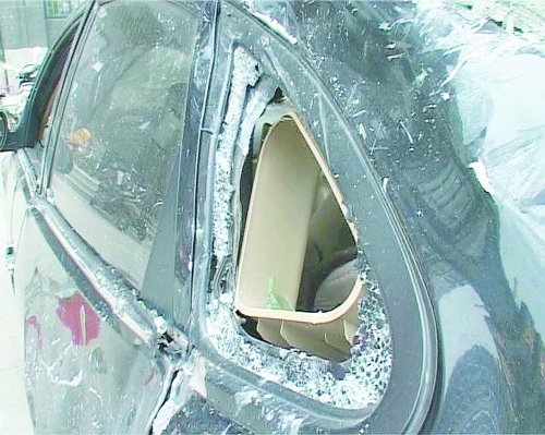 爆炸導(dǎo)致部分窗玻璃碎裂掉落,殃及樓下停放的轎車。