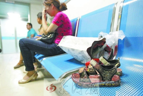 7歲男孩去廁所被“精神病”大男孩捅十多刀,孩子父母和孩子姥姥在手術(shù)室前痛哭。孩子的涼鞋上全是血跡。