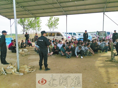 民警突襲賭場，64名涉案人員全部落網(wǎng)。