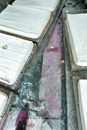 無(wú)處下腳的作坊內(nèi)衛(wèi)生和安全問(wèn)題堪憂 無(wú)處下腳的作坊內(nèi)衛(wèi)生和安全問(wèn)題堪憂