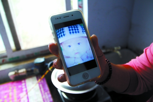 兒子過去的照片，她一直存在手機(jī)里