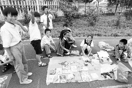 小學(xué)生當(dāng)?shù)財(cái)偫习?，擺起攤來也很專業(yè)