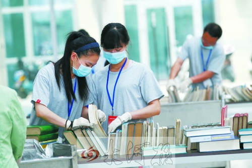 工作人員正在忙著整理書籍,逐一登記、歸類。