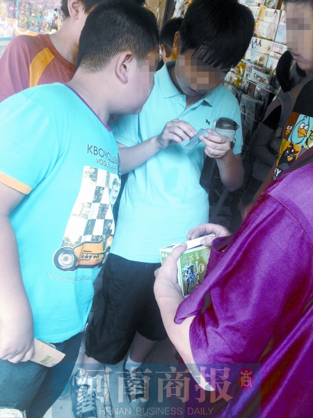 小賣鋪內(nèi)，孩子們圍在一起查看“中獎(jiǎng)”情況