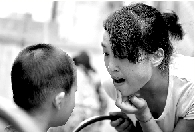 　張麗梅的發(fā)音吐字并不清晰。但她每次教兒子練習(xí)，都力求做到“聲情并茂”。