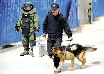排爆專(zhuān)家、警犬在現(xiàn)場(chǎng)待命。