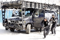 特警的突擊車(chē)到達(dá)現(xiàn)場(chǎng)。