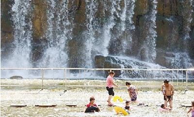 能玩水的地方，人一定多。