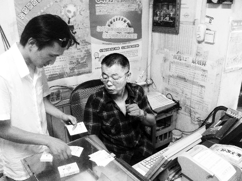 站點中出大獎后前來購彩的人絡(luò)繹不絕 站點中出大獎后前來購彩的人絡(luò)繹不絕