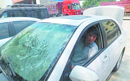 周先生的車擋風玻璃被砸爛(圖片由受訪者提供) 周先生的車擋風玻璃被砸爛(圖片由受訪者提供)