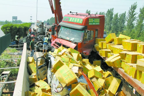 大貨車(chē)旁邊的海馬轎車(chē)被雞蛋砸中，車(chē)上兩人逃脫及時(shí)，僅受輕傷。